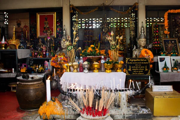 サッタタイの人々がタイを訪れ 2023年3月12日にタイのPhatthalungでワット カエ寺院で祝福の謎を祈るための古代アンティークのノラ クル神社のマノラ像 — ストック写真
