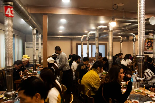 Місцевий Ресторан Туристів Які Подорожують Корея Відвідують Сервіс Чорного Свинини — стокове фото