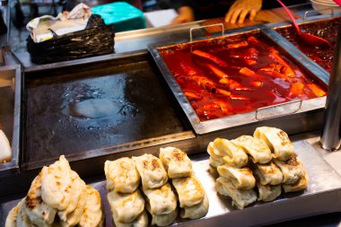 Yerel işportacılar geleneksel Kore gurmesini sokak yiyecekleri pazarında oyalıyor. Gezginler için oden tteokbokki ve Eomuk. İnsanlar Busan 'daki Nampo dong şehrinde ya da Güney Kore' deki Pusan 'da gezip içki içiyorlar.