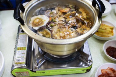 Kore 'nin geleneksel gurme yemekleri ginseng tavuğu ve deniz ürünleri çorbası veya Kore halkı için baharat tabağı olan samgyetang Güney Kore' nin Jeju kentindeki restoranda içki mutfağını ziyaret edin.