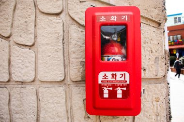 18 Şubat 2023 'te Busan, Güney Kore' de Gamcheon Kültür Köyü 'nde ya da Pusan şehrinin Santorini' sinde itfaiyeciler için acil durum yangın söndürücü deposu.