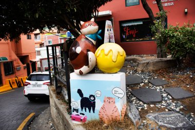 Koreliler için dış dekorasyon gezginleri 18 Şubat 2023 'te Busan, Güney Kore' de bulunan Gamcheon Kültür Köyü veya Pusan kenti Santorini 'deki kedi kafeteryasında içki içip hizmet veriyorlar.