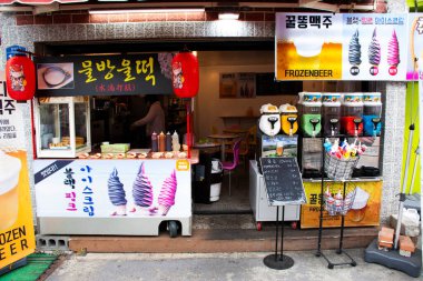 18 Şubat 2023 'te Güney Kore' nin Busan kentindeki Gamcheon Kültür Köyü 'nü ziyaret eden Koreliler için sokak yiyecek pazarındaki kafe restoranında tatlı tatlı tatlı atıştırmalık ve dondurma.