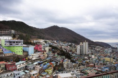 Gamcheon Kültür Köyü 'nün ve Pusan şehrinin renkli teraslı evinin manzarasını veya Koreli vatandaşlar için Santorini' yi 18 Şubat 2023 'te Busan, Güney Kore' de ziyaret edin.