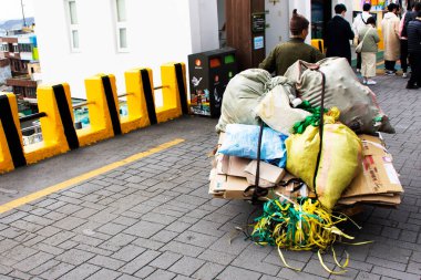 18 Şubat 2023 'te Güney Kore' nin Busan kentinde, Koreli yaşlı bir adamın yaşam tarzı ve yaşam tarzı çöp toplamaya devam ediyor ve Gamcheon Kültür Köyü caddesinde bisiklet sürmeye devam ediyor.
