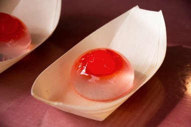 Mizu shingen jöle şeffaf mochi veya bambu yaprağı bardakta yağmur damlası su keki Gezginler için Gamcheon Kültür Köyü veya Güney Kore 'nin Santorini kentindeki yerel kafe dükkanında yemek yiyin.