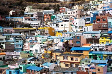 Gamcheon Kültür Köyü 'nün ve Pusan şehrinin renkli teraslı evinin manzarasını veya Koreli vatandaşlar için Santorini' yi 18 Şubat 2023 'te Busan, Güney Kore' de ziyaret edin.