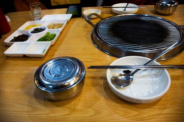 地元の伝統的な韓国料理新鮮な野菜とキムチを韓国人と外国人旅行者のために旅行し 味は済州島のレストランでドリンク料理を食べます — ストック写真