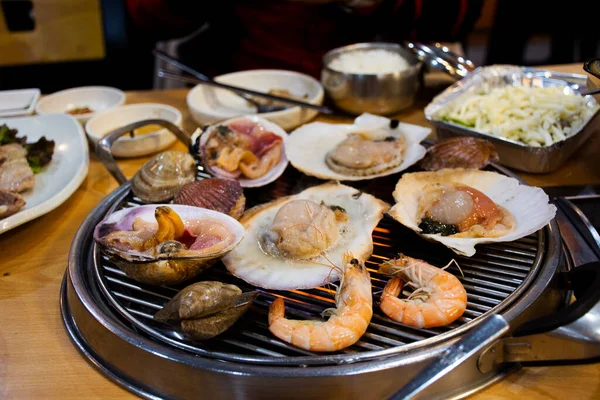 해운대 식료품 시장에서 사람들은 한국으로 여행을 가거나 한국의 해운대에 식당에서 — 스톡 사진