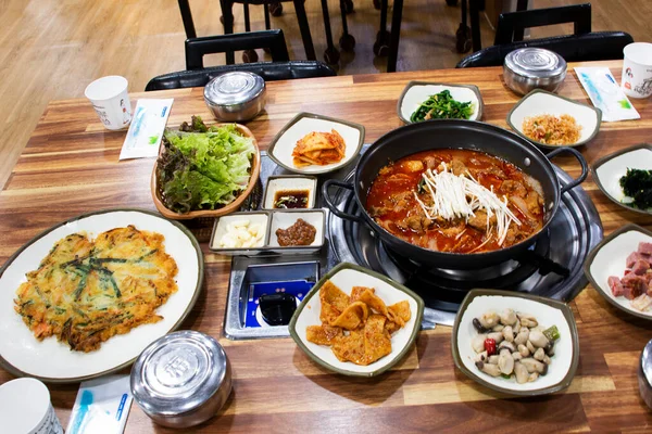 Conjunto Comida Gourmet Coreana Tradicional Local Budae Jjigae Sopa Picante — Fotografia de Stock
