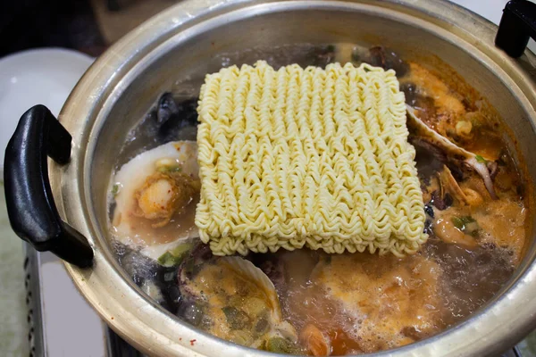 Місцевий Традиційний Кулінарний Суп Морепродуктів Ramyun Noodle Людей Корею Іноземні — стокове фото