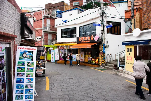Koreańczycy Zagraniczni Podróżnicy Podróżują Zwiedzać Zwiedzać Gamcheon Culture Village Kolorowe — Zdjęcie stockowe
