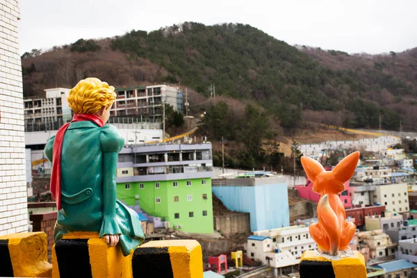 光州文化の丘村や釜山市のサントリーニなどの景観景観を眺めながら 韓国釜山を訪れる旅行者のための小さな王子像と狐像 — ストック写真
