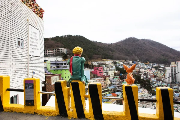 Figura Principito Estatua Zorro Con Paisaje Urbano Gamcheon Culture Village — Foto de Stock