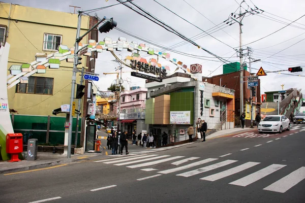 風景を見る光州文化村または釜山市サントリーニ島 釜山市 と生活習慣韓国人の旅行客が訪れ 2023年2月18日に韓国の釜山でゼブラ交通道路を横断します — ストック写真