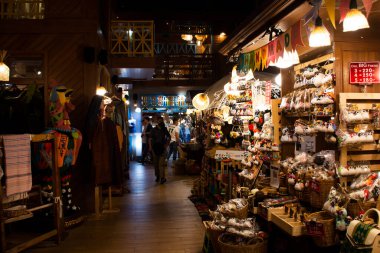 Tayland 'ın başkenti Bangkok' ta 25 Şubat 2023 'te Icon Siam alışveriş merkezinden alışveriş yapan Taylandlılar ve Taylandlılar için yerel market pazarında sokak yemekleri ve hediyelik eşyalar.