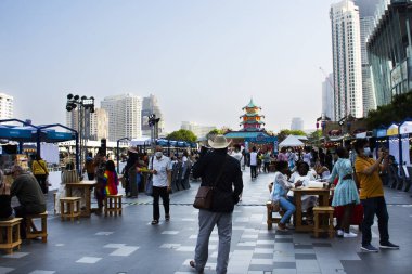 Taylandlılar ve yabancı gezginler 25 Şubat 2023 'te Bangkok Tayland' daki Icon Siyam alışveriş merkezinde düzenlenen festival fuarında yemek için yerel restoran dükkanından alışveriş sokak yemekleri satın alıyorlar.