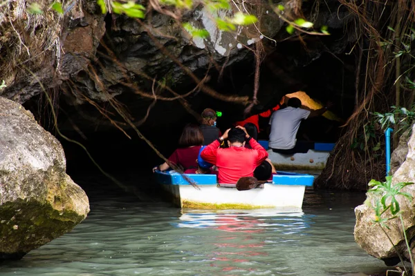 Oficial Guia Local Trazer Pessoas Tailandesas Viajantes Estrangeiros Sentar Barco — Fotografia de Stock