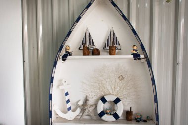 İç dekorasyon ve mobilya modern denizci donanma tarzı Taylandlı gezginler, Tayland 'ın başkenti Prachuap Khiri Khan' daki Khlong Wan Köyü 'ndeki tatil köyünü ziyaret edip dinleniyorlar.