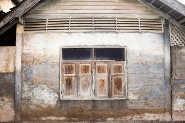 Antika tarzı bina ve mimari alanındaki eski ahşap kapı. Tayland, Prachuap Khiri Khan 'daki Khlong Wan Köyü' nde yaşayan Taylandlılar için klasik ev. 