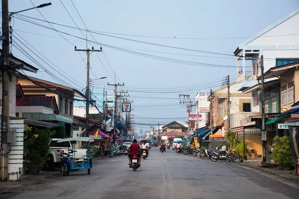 2023年3月15日上午在泰国Prachuap Khiri Khan的Khlong Wan村市观看风景 城市景观 农村生活和当地泰国人的生活方式及交通要道 — 图库照片
