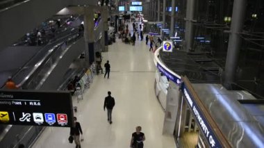 Taylandlı ve yabancı yolcular, 16 Şubat 2023 'te Bangkok, Tayland' da Suvarnabhumi Uluslararası Havalimanı 'na seyahat yolculuğunda kontrol için terminalde bavullarını taşıyorlar.
