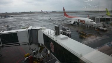 18 Şubat 2023 'te Jeju Uluslararası Havaalanı Jeju, Güney Kore' de hava fırtınası sırasında Boeing uçağı kalkışa hazırlanıyor.