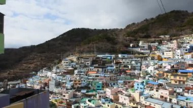 Gamcheon Kültür Köyü 'nün ve Pusan şehrinin renkli teraslı evinin manzarasını veya Koreli vatandaşlar için Santorini' yi 18 Şubat 2023 'te Busan, Güney Kore' de ziyaret edin.