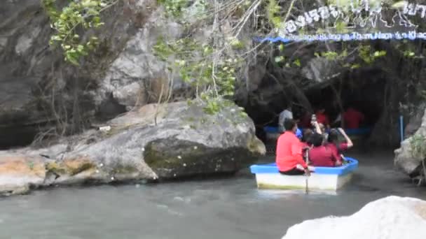 Офицер Местного Гида Принести Тайцев Путешественники Сидят Лодке Через Пещеру — стоковое видео