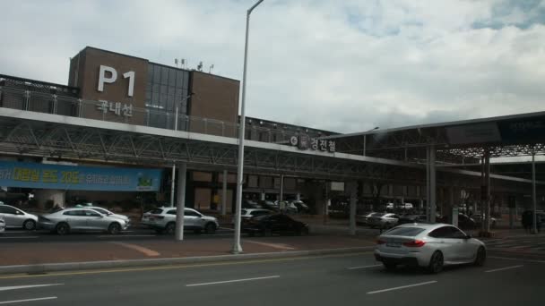 韓国人と外国人旅行客のための金海国際空港の外観建築物韓国の釜山では 2023年2月17日に光州でサービス旅行を利用しています — ストック動画