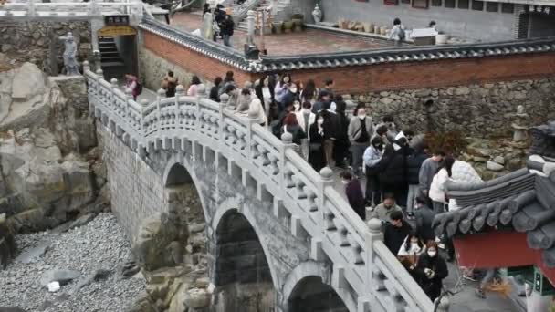 Viaggiatori Coreani Che Attraversano Antico Ponte Pietra Visita Viaggio Preghiera — Video Stock