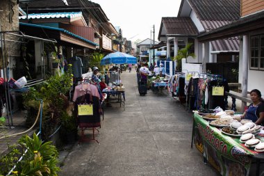 Taylandlı gezginler 17 Mart 2023 'te Phatthalung, Tayland' da Saen Suk Lampam Plajı 'nda sabah saatlerinin yanında yerel sokak pazarından alışveriş ürünleri satın alıyorlar.