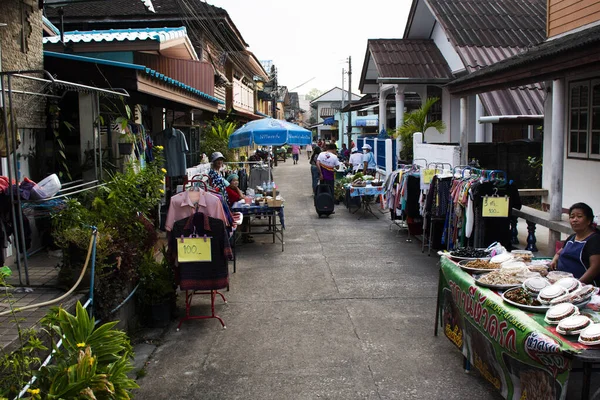 ２００２３年３月１７日上午 在泰国Phatthalung的Saen Suk Lampam海滩 泰国游客在马路外参观当地市场 选购商品食品 — 图库照片