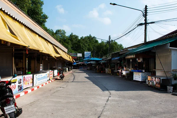 ２００２３年３月１７日 泰国关卡纳迪特市帕克卡迪当地街头市场海鲜义卖市场上 泰国游客们参观并挑选商品食品 — 图库照片