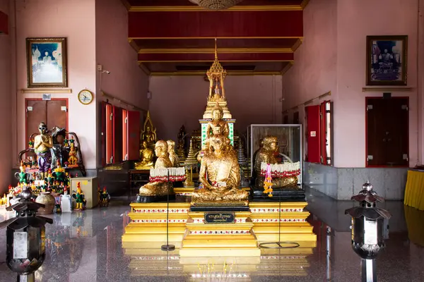 Древнее Античное Здание Святилища Тайцев Посещает Уважение Молящегося Благословения Будды — стоковое фото