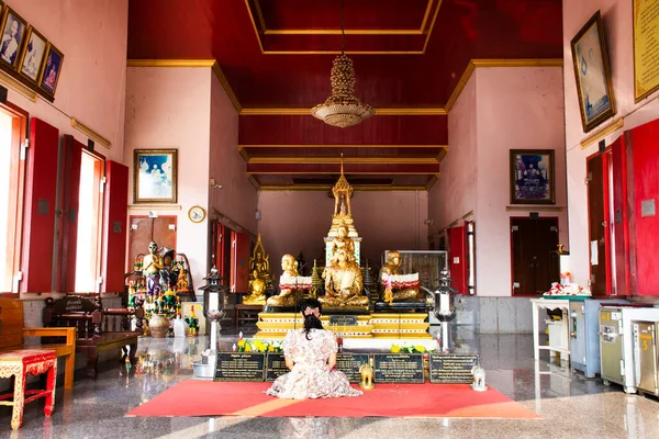 Древнее Античное Здание Святилища Тайцев Посещает Уважение Молящегося Благословения Будды — стоковое фото