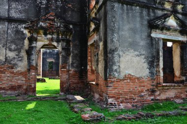Antik kalıntılar, Tayland 'ın Lop Buri kentindeki Lopburi şehrine seyahat eden Taylandlılar ve Tayland vatandaşları için resmi büyükelçi evi veya Wichayen evinin antik mimarisi.