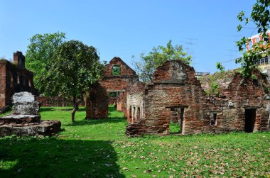 Antik kalıntılar, Tayland 'ın Lop Buri kentindeki Lopburi şehrine seyahat eden Taylandlılar ve Tayland vatandaşları için resmi büyükelçi evi veya Wichayen evinin antik mimarisi.