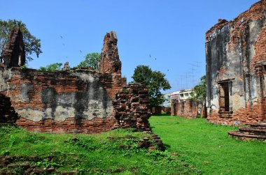 Antik kalıntılar, Tayland 'ın Lop Buri kentindeki Lopburi şehrine seyahat eden Taylandlılar ve Tayland vatandaşları için resmi büyükelçi evi veya Wichayen evinin antik mimarisi.