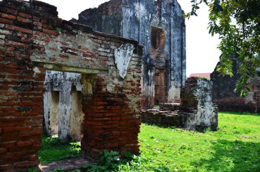 Antik kalıntılar, Tayland 'ın Lop Buri kentindeki Lopburi şehrine seyahat eden Taylandlılar ve Tayland vatandaşları için resmi büyükelçi evi veya Wichayen evinin antik mimarisi.