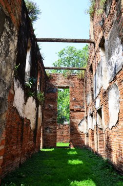Antik kalıntılar, Tayland 'ın Lop Buri kentindeki Lopburi şehrine seyahat eden Taylandlılar ve Tayland vatandaşları için resmi büyükelçi evi veya Wichayen evinin antik mimarisi.