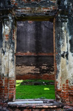 Antik kalıntılar, Tayland 'ın Lop Buri kentindeki Lopburi şehrine seyahat eden Taylandlılar ve Tayland vatandaşları için resmi büyükelçi evi veya Wichayen evinin antik mimarisi.