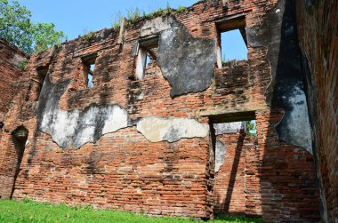 Antik kalıntılar, Tayland 'ın Lop Buri kentindeki Lopburi şehrine seyahat eden Taylandlılar ve Tayland vatandaşları için resmi büyükelçi evi veya Wichayen evinin antik mimarisi.