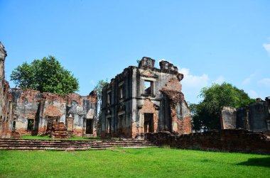 Antik kalıntılar, Tayland 'ın Lop Buri kentindeki Lopburi şehrine seyahat eden Taylandlılar ve Tayland vatandaşları için resmi büyükelçi evi veya Wichayen evinin antik mimarisi.