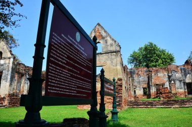 Antik harabe tuğla bina ve Tayland 'ın Lop Buri kentinde 8 Ocak 2011 tarihinde Tayland' da Tayland Büyükelçisi veya Wichayen evinin resmi ikametgahı ve yabancı gezginler için seyahat ziyareti.
