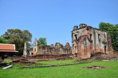 Antik kalıntılar, Tayland 'ın Lop Buri kentindeki Lopburi şehrine seyahat eden Taylandlılar ve Tayland vatandaşları için resmi büyükelçi evi veya Wichayen evinin antik mimarisi.