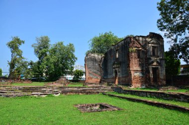 Antik kalıntılar, Tayland 'ın Lop Buri kentindeki Lopburi şehrine seyahat eden Taylandlılar ve Tayland vatandaşları için resmi büyükelçi evi veya Wichayen evinin antik mimarisi.