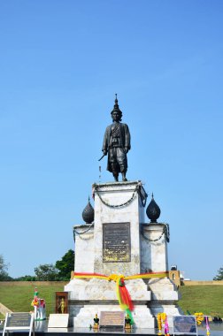 Kral Somdet Phra Narai Maharat Büyük Heykel veya Ramathibodi III Anıtı Tayland 'da 8 Ocak 2011' de Lopburi şehrinde yapılan ibadete saygılarını sunan Tayland halkı için dolambaçlı bir kavşakta.