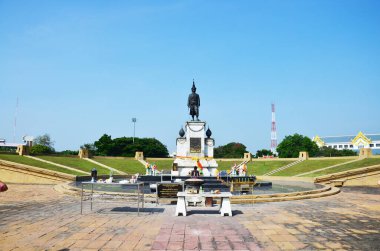 Kral Somdet Phra Narai Maharat Büyük Heykel veya Ramathibodi III Anıtı Tayland 'da 8 Ocak 2011' de Lopburi şehrinde yapılan ibadete saygılarını sunan Tayland halkı için dolambaçlı bir kavşakta.