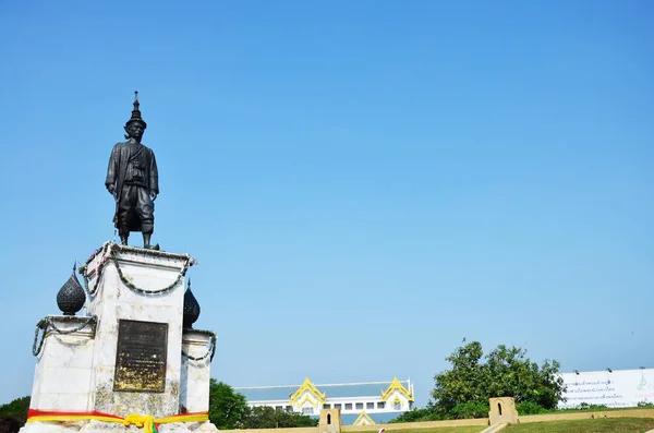 2011年1月8日 在泰国Lopburi 泰国国王Somdet Phra Narai Maharat大雕像或Ramathibodi Iii纪念碑 位于泰国人环行道上 游客们前往Lopburi市拜祭 — 图库照片